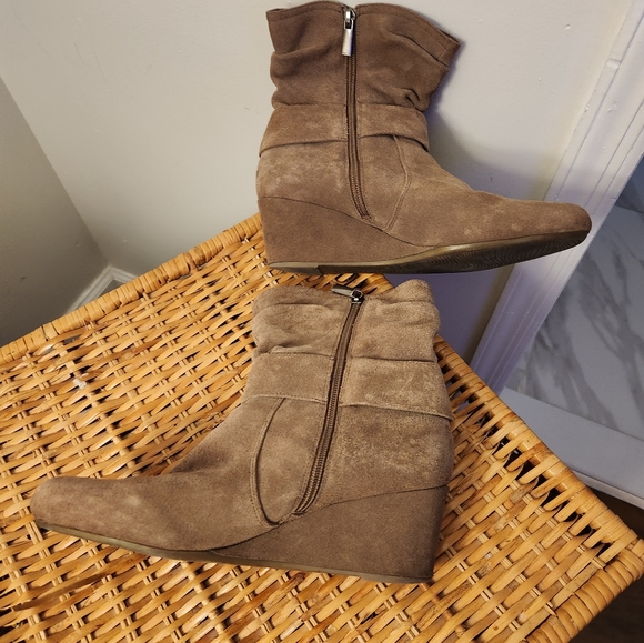 Womens Bandolino wedge buckle boots size 10 side zip rubber sole Taupe - Picture 2 of 4